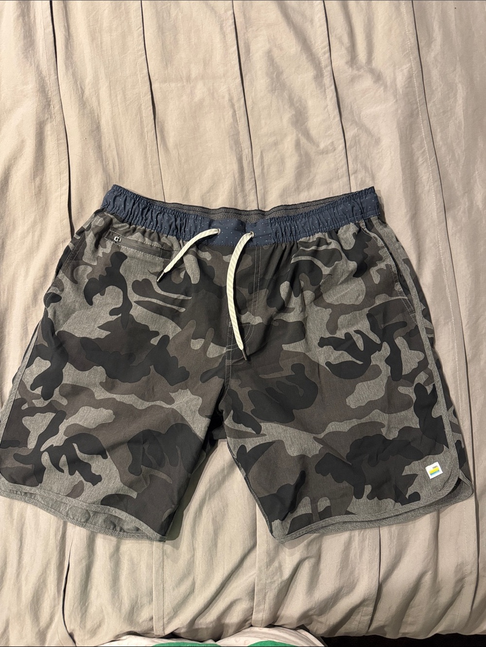 Vuori XL Men's Camo Swim/Board Shorts in Gray and Black